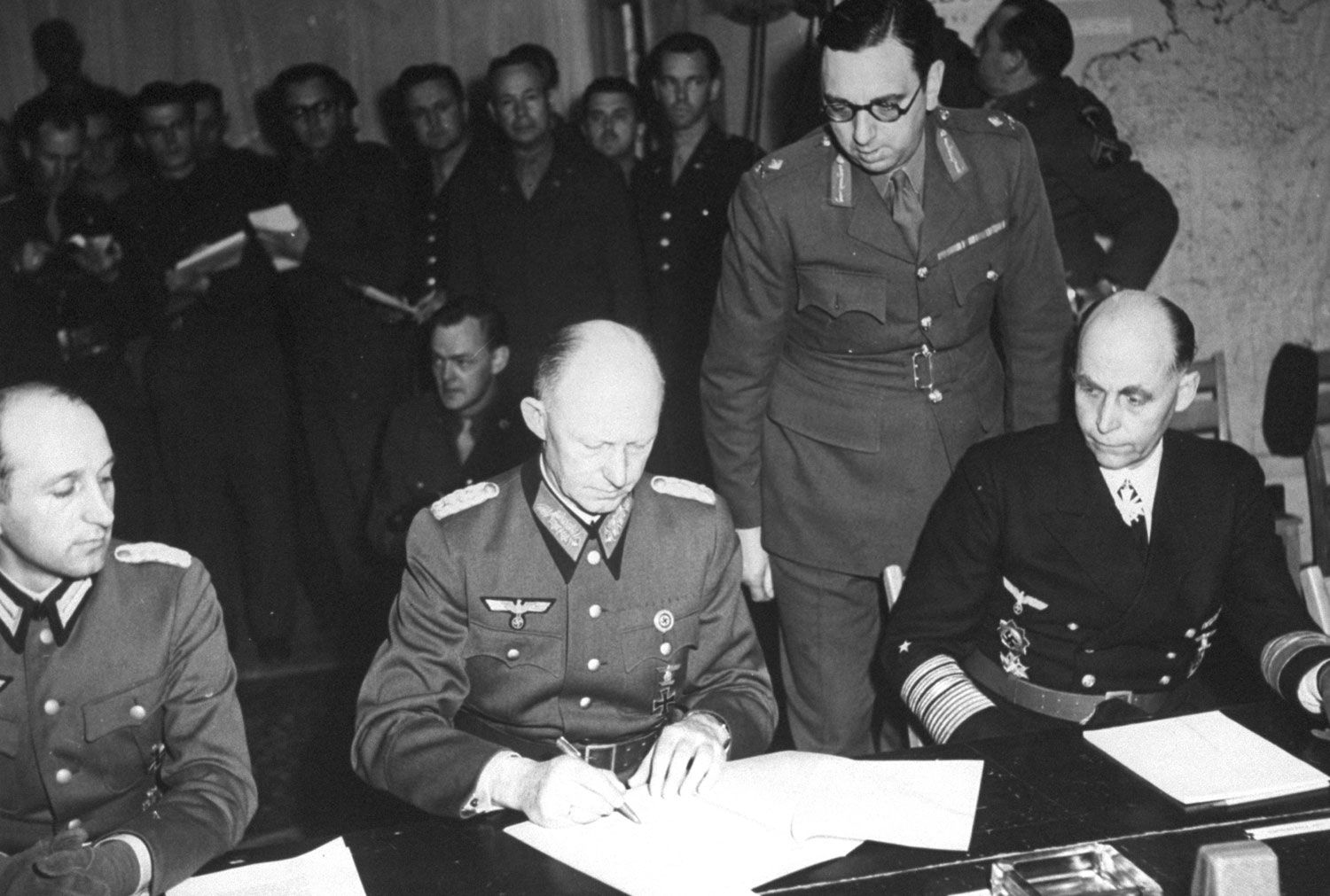 Какой немецкий военачальник капитулировал. Генерал Эйзенхауэр капитуляция Германии. Германия капитулировала 1945.